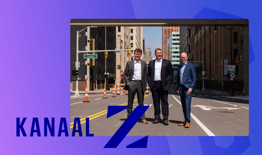 Brecht, Rob, and Batist representing Azumuta during a feature on Kanaal Z, showcasing leadership and innovation in manufacturing software solutions.