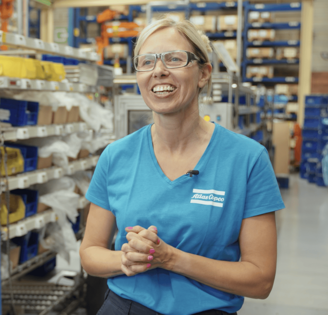 Profile picture of Wendy Rooms, operator at Atlas Copco, smiling for the camera, wearing a blue shirt with the Atlas Copco logo and safety glasses.