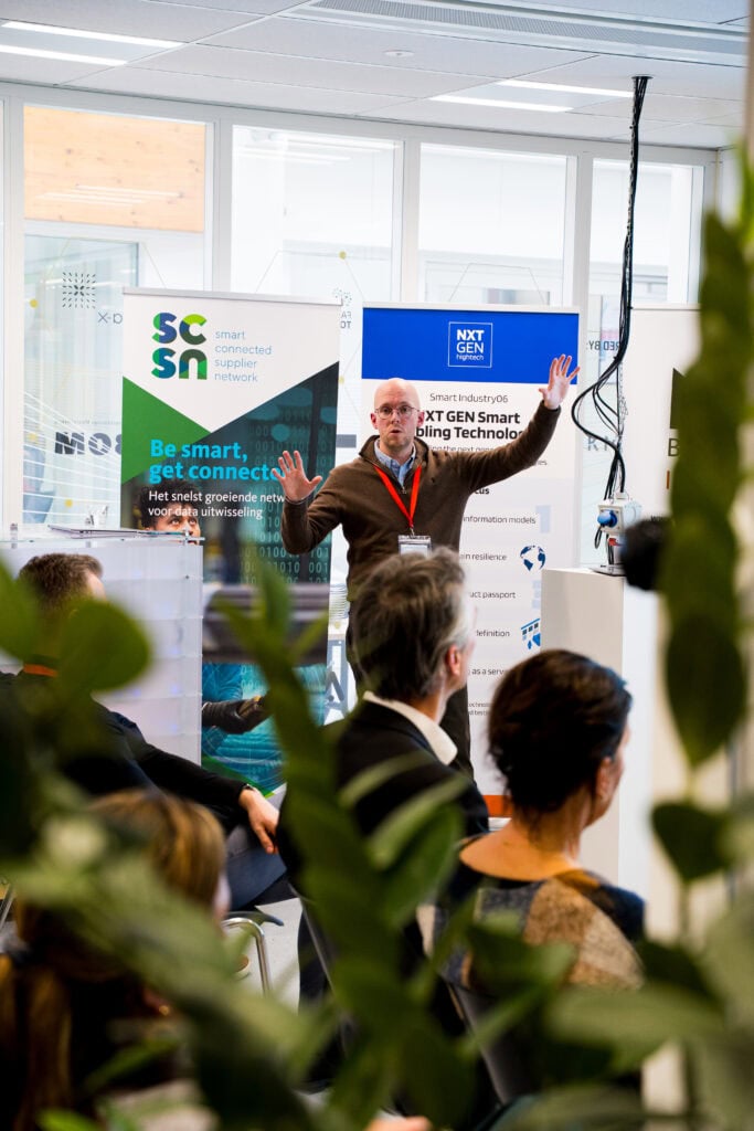 A speaker presenting innovative high tech solutions at Azumuta.com event, engaging an audience with product and service insights related to smart manufacturing and digital transformation.